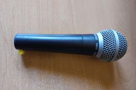 Shure SM 58 Profi-Mikrofon komplett mit Kabel.
 - Bild