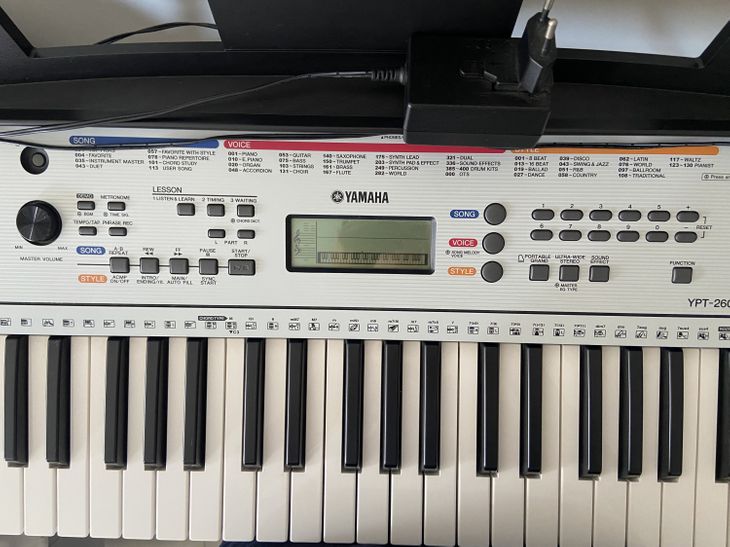 piano yamaha con soporte - Imagen4