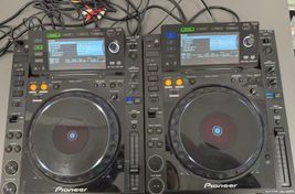 ein Paar Pioneer CDJ 2000
 - Bild