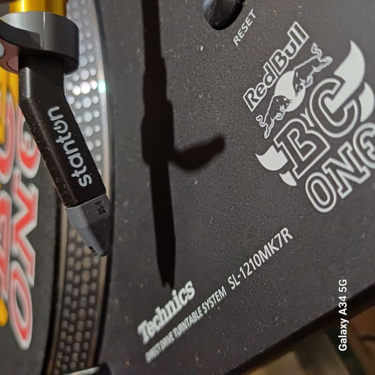 Edición limitada Red Bull BC One del giradiscos Technics SL-1210MK7R