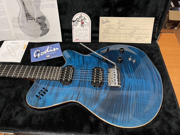 GODIN LGXT Trans Blue Flame AA  MultiVoice - Imagen2