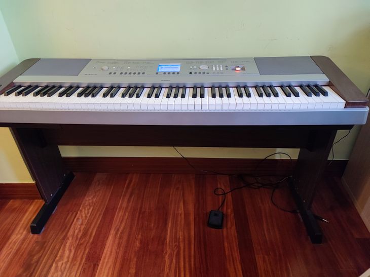 Piano digital YAMAHA DGX-640 - Imagen por defecto