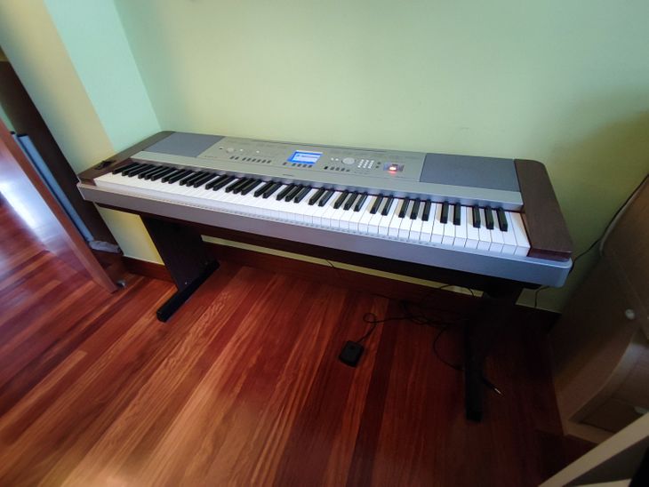 Piano digital YAMAHA DGX-640 - Imagen4