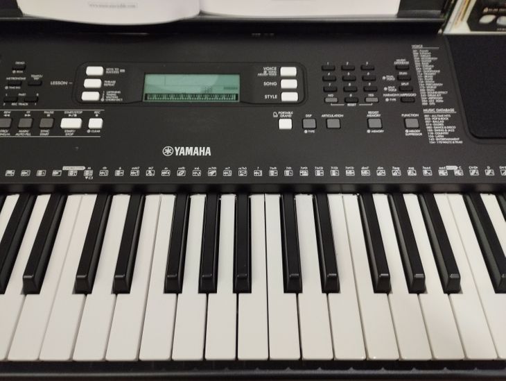 Yamaha PSR E 373 61 teclas pedal ,soporte y funda. - Immagine4