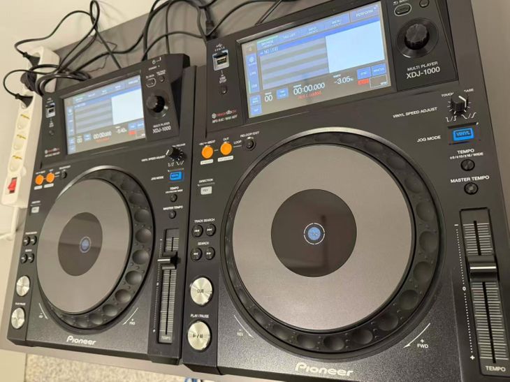 a pair of xdj 1000 - Imagen3