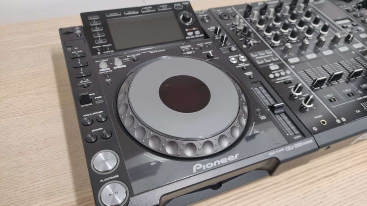 Set 2xCDJ2000NXS + DJM900NXS con Flightcase - Imagen2