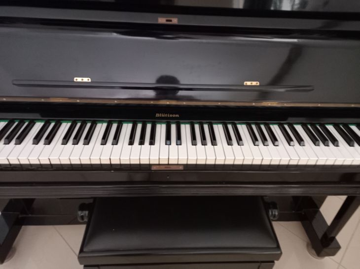 Pianoforte verticale usato - Imagen por defecto