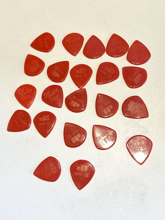 22 púas Dunlop Jazz III rojas - Imagen por defecto