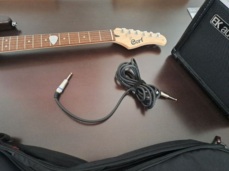 Guitarra eléctrica cort, amplificador ek, cable y - Immagine3