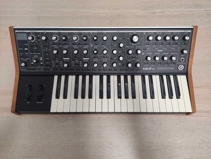 Moog Sub 37 - Imagen por defecto