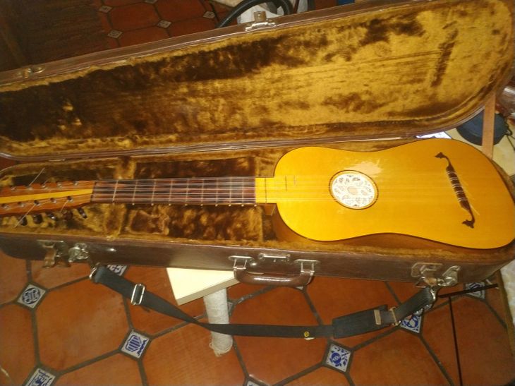 Guitarra Barroca hecha en México. - Imagen por defecto
