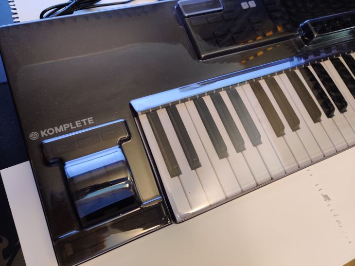 Komplete Kontrol S61MK2 - Imagen6