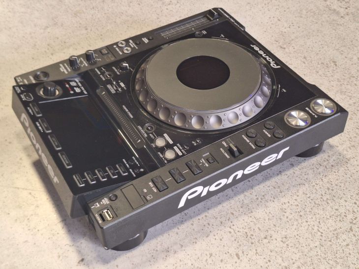 Pioneer CDJ-2000 Nexus + flightcase + decksaver - Imagen4