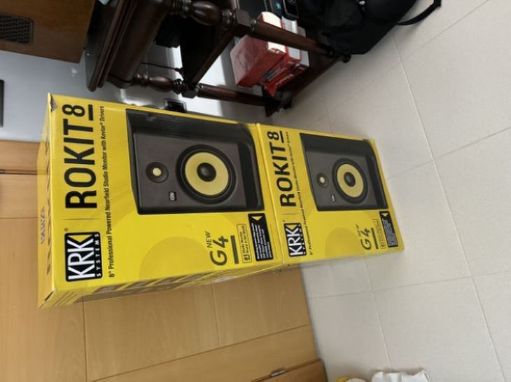 pareja de krk 8 g4 y cables audio - Imagen3