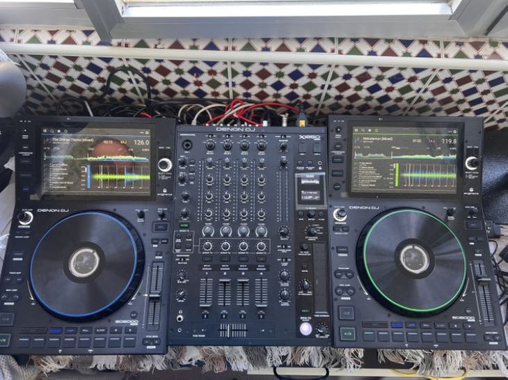 se vende mesa de mezclas Denon x1850 prime - Imagen por defecto