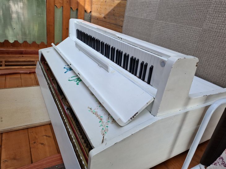 Pianoforte verticale verniciato bianco con disegni - Bild5