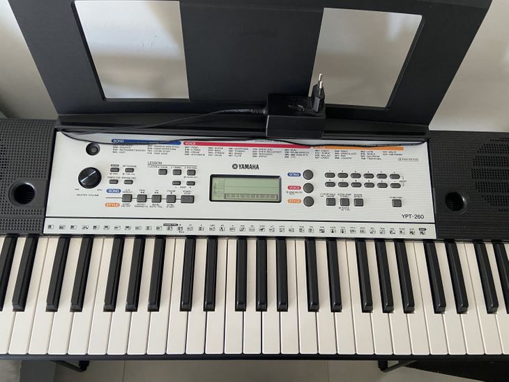 piano yamaha con soporte - Imagen3