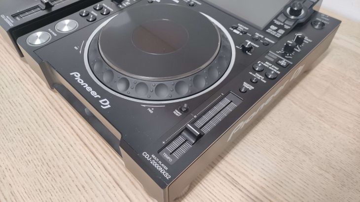 2x Pioneer DJ CDJ-2000 Nexus 2 con Decksavers - Immagine3