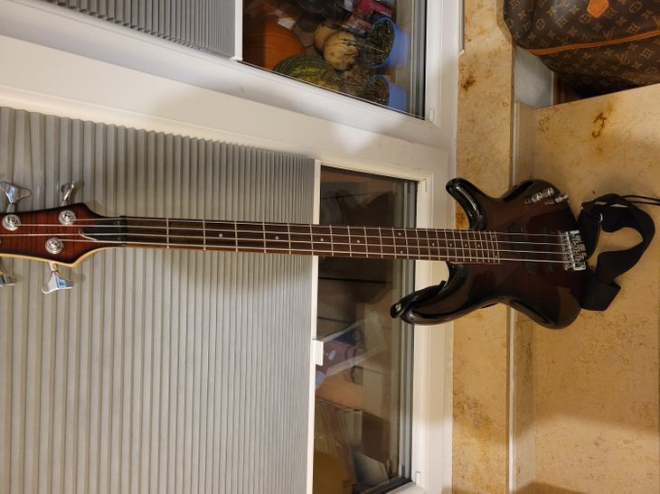 Bass guitar for sale - Imagen por defecto