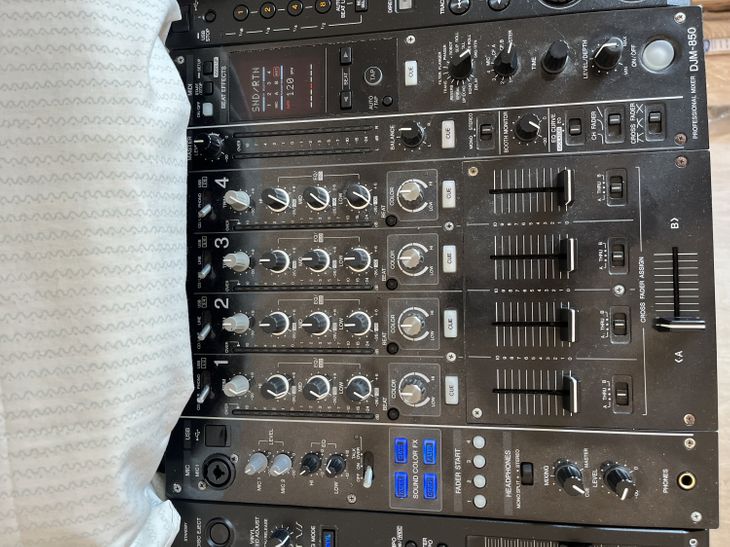 Mesa Pioneer x2 CDJ-900 y DJM-850 - Bild3