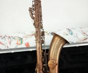 Je vends un saxophone baryton Thomann LowJazz PB.
 - Image
