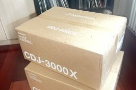 Ich verkaufe zwei CDJ 3000x
 - Bild
