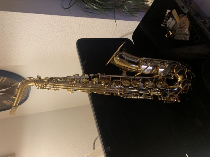Saxofon con muy poco uso. - Imagen2
