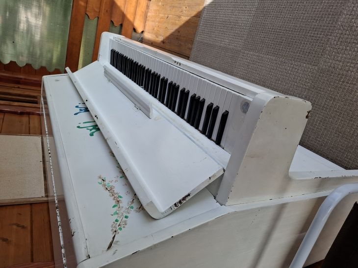 Pianoforte verticale verniciato bianco con disegni - Immagine4