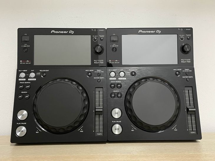 2x Pioneer DJ XDJ-700 con decksavers - Imagen por defecto