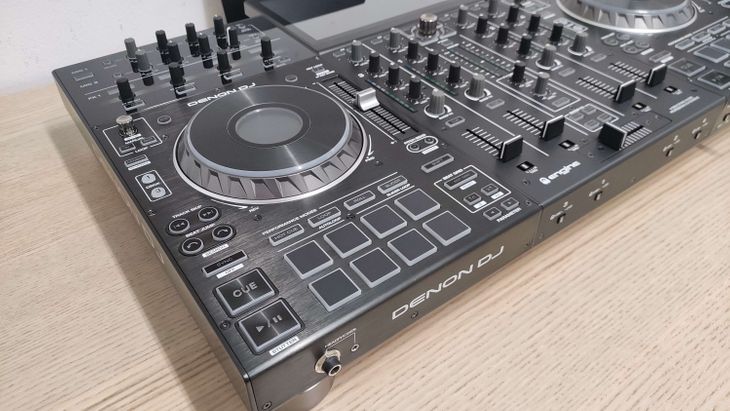 Denon DJ Prime 4 con decksaver - Bild2