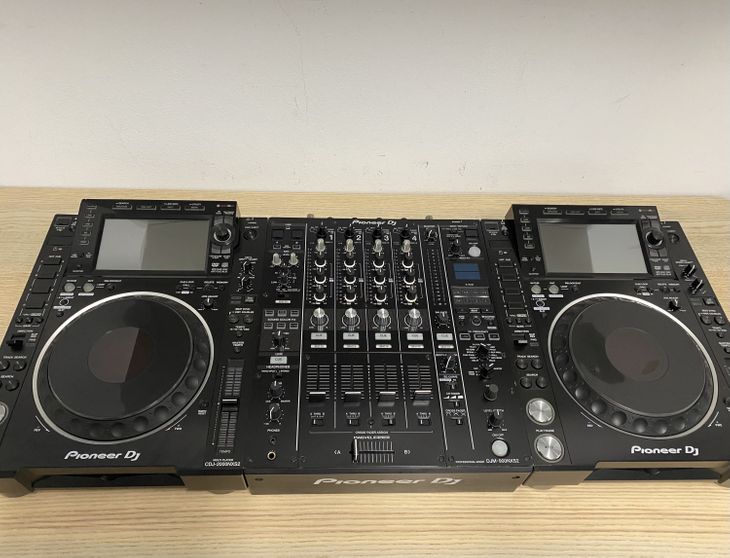 2X Pioneer DJ CDJ2000NXS2 y 1x DJM900NXS2 - Imagen por defecto