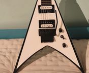 Jackson V King JS 32 white guitar
 - Image