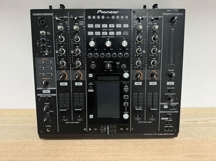 Pioneer DJM-2000NXS con flightcase y decksaver - Imagen por defecto