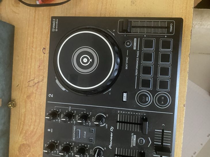 CONTROLEURS DJ DDJ 200 AVEC CASQUE ET CÂBLES - Imagen4