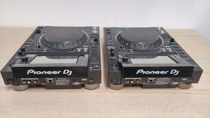 2x Pioneer DJ CDJ-2000 Nexus 2 con Decksavers - Immagine5