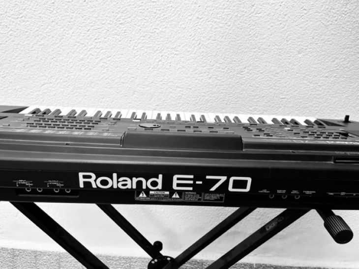 PIANO DIGITAL ROLAND E-70 - Image3