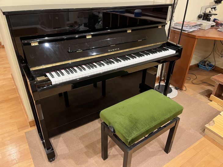 Piano vertical Samick Modelo JS-115 - Imagen por defecto