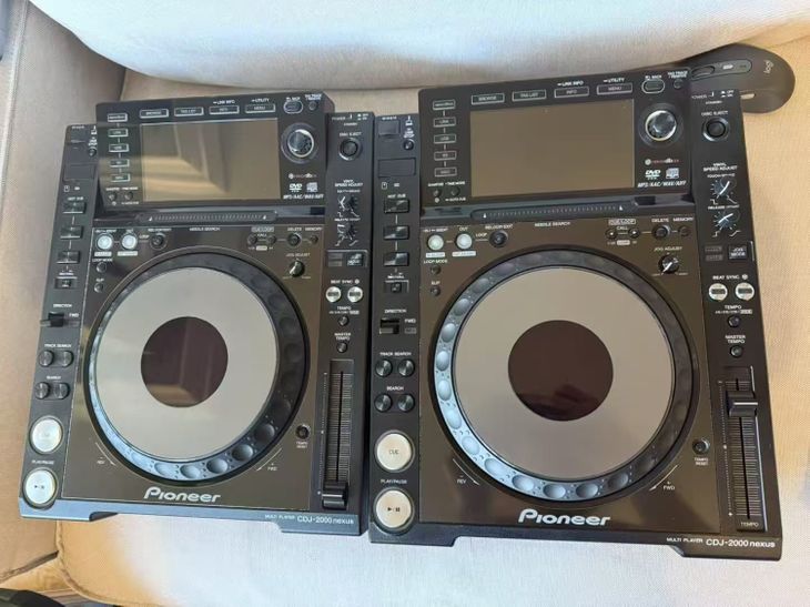 a pair of pioneer cdj 2000 nexus - Imagen por defecto