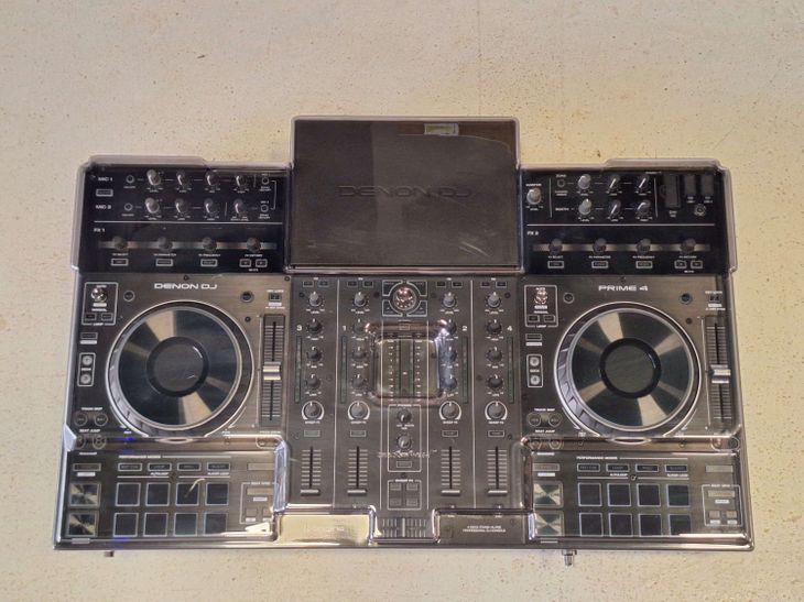 Denon DJ Prime 4 with Decksaver - Imagen por defecto