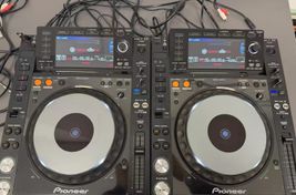 ein Paar Pioneer CDJ 2000 Nexus
 - Bild