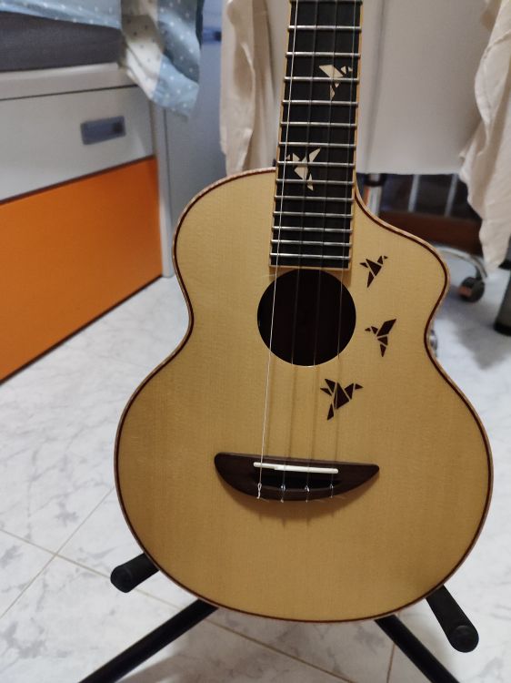 Ukelele tenor L.Luthier, modelo Aca - Imagen por defecto