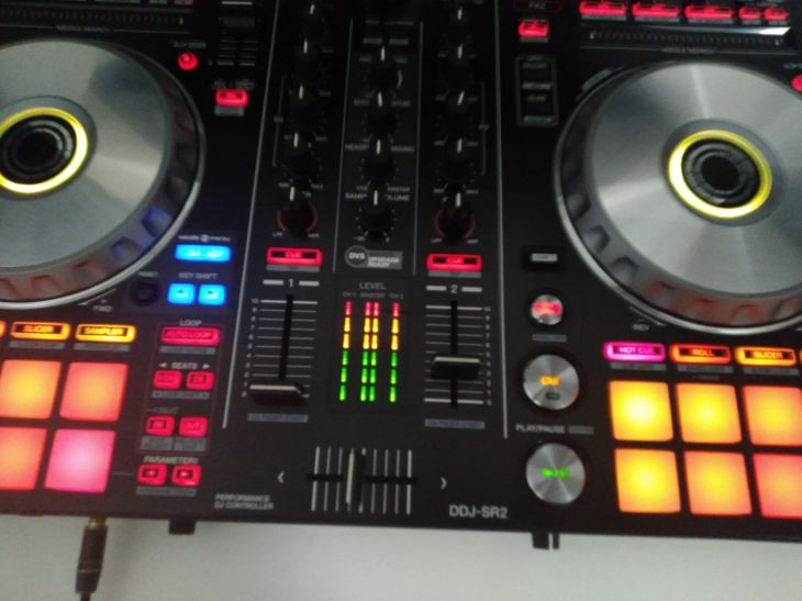 DDJ-SR2 Controlador DJ para performances de 2 canales para Serato
