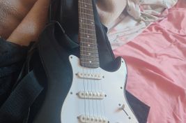 Guitarra eléctrica Sonora con amplificador y funda - Image