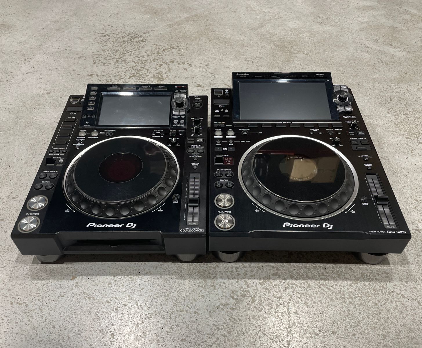 Pioneer CDJ 2000 NXS2 vs Pioneer CDJ 3000