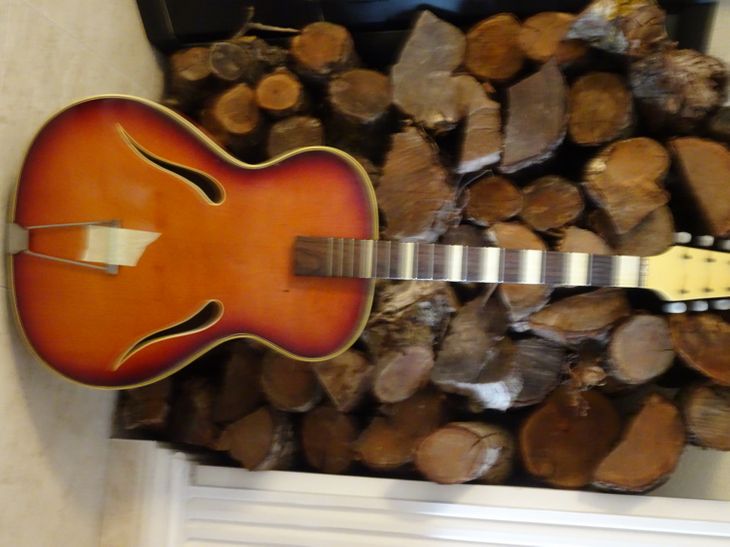 Bonita guitarra vintage Musima, simple proyecto - Imagen por defecto