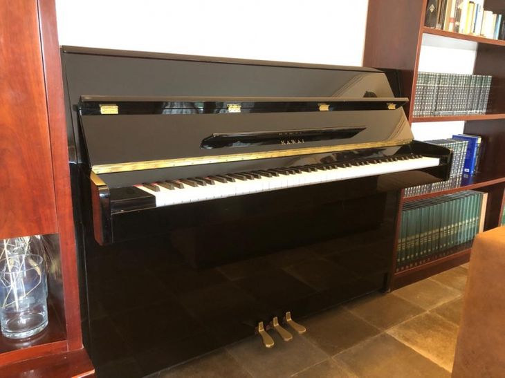 Piano de pared Kawai KX10 y banqueta - Imagen5