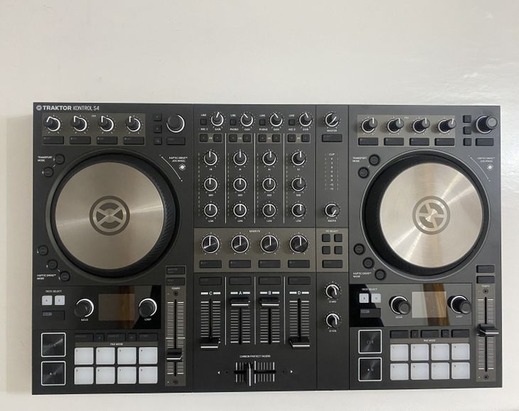 Controlador Dj Traktor Kontrol S4 Mk3 - Imagen por defecto