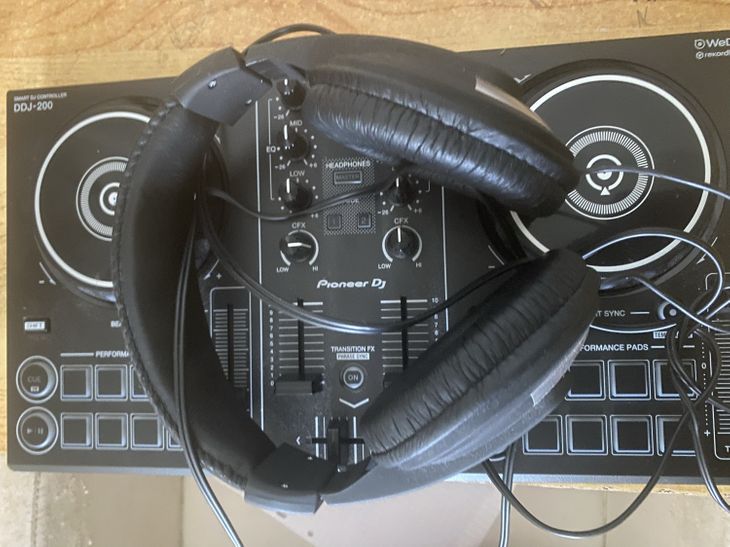 Controleurs DJ DDJ 200 avec Casque et câbles - Imagen por defecto