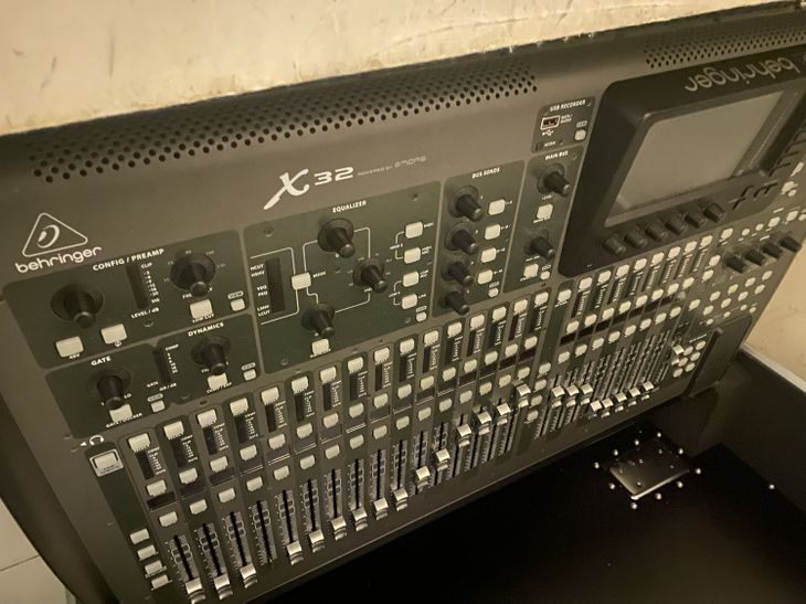 Se venda mesa de sonido Behringer X32 - Imagen por defecto