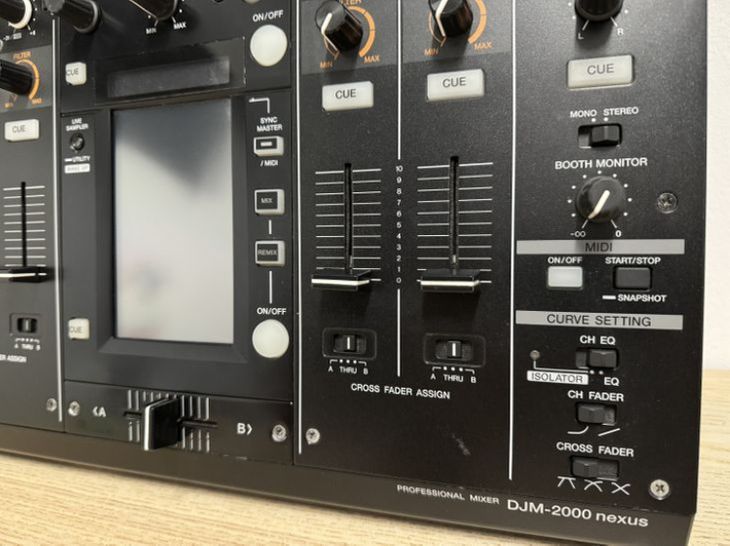 Pioneer DJM 2000 Nexus con Flightcase - Imagen5